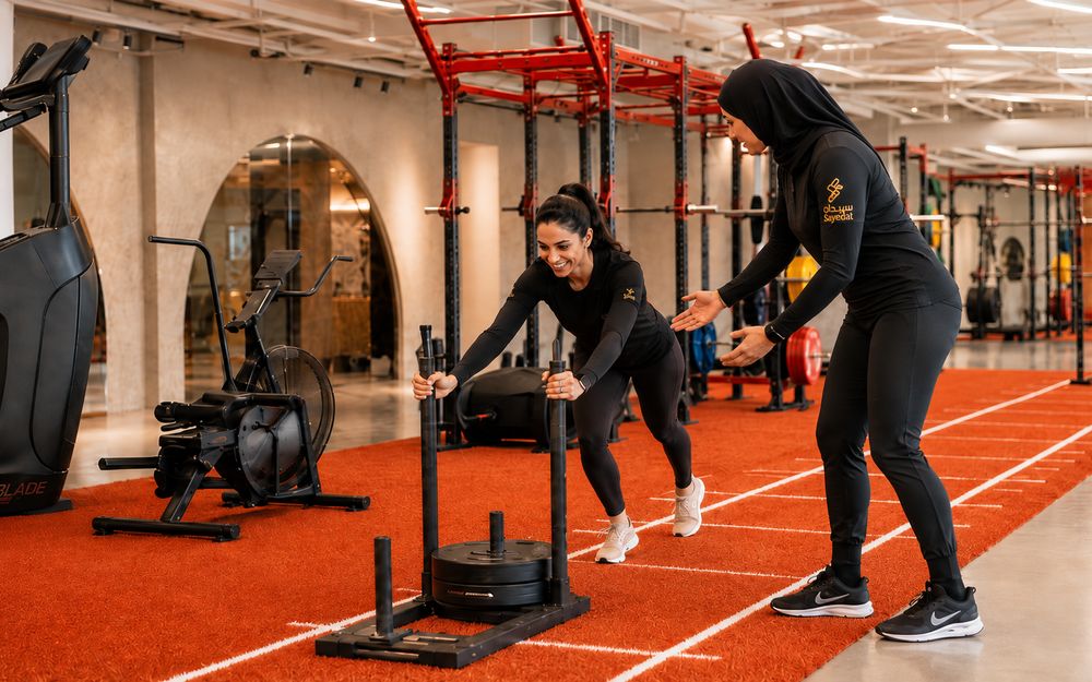A Sayedat coach working with a member